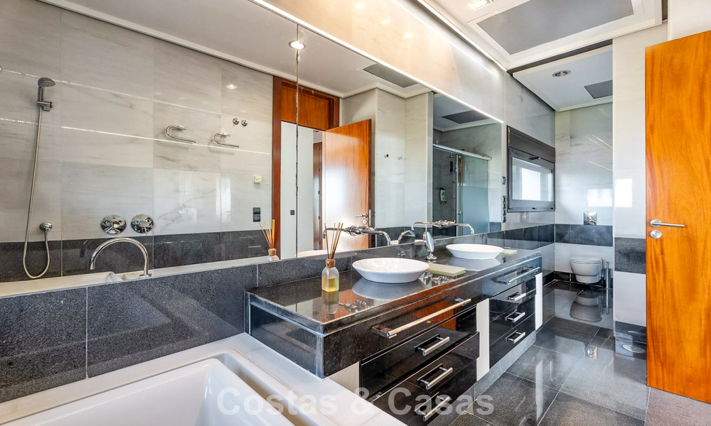 Villa moderna lista para entrar a vivir en venta con impresionantes vistas al mar, al este del centro de Marbella 787858