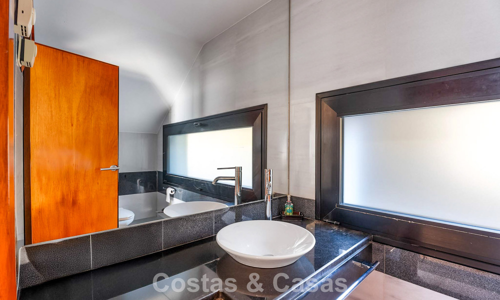 Villa moderna lista para entrar a vivir en venta con impresionantes vistas al mar, al este del centro de Marbella 787859