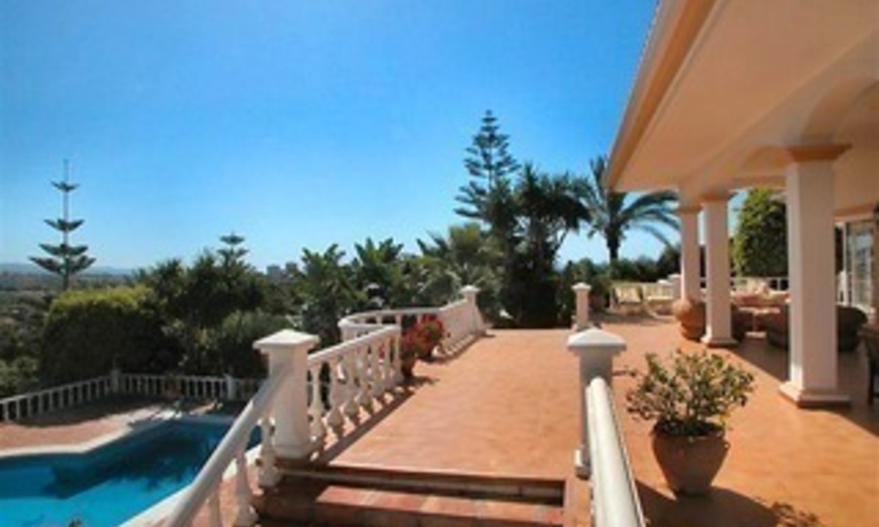 Espaciosa villa de lujo en venta, en el centro del valle del golf de Nueva Andalucia en Marbella 1
