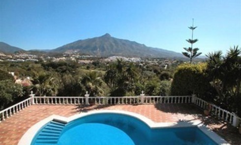Espaciosa villa de lujo en venta, en el centro del valle del golf de Nueva Andalucia en Marbella 