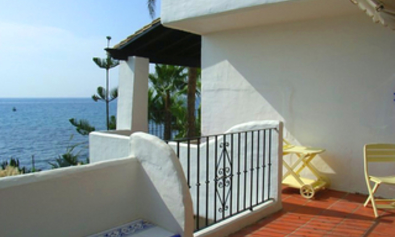 Exclusivos apartamentos en venta en primera línea de playa en Puente Romano, Milla de Oro, Marbella 2