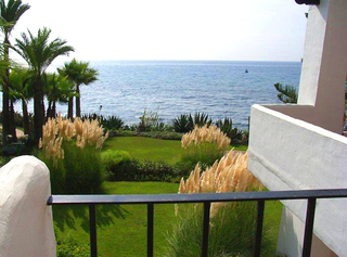 Exclusivos apartamentos en venta en primera línea de playa en Puente Romano, Milla de Oro, Marbella