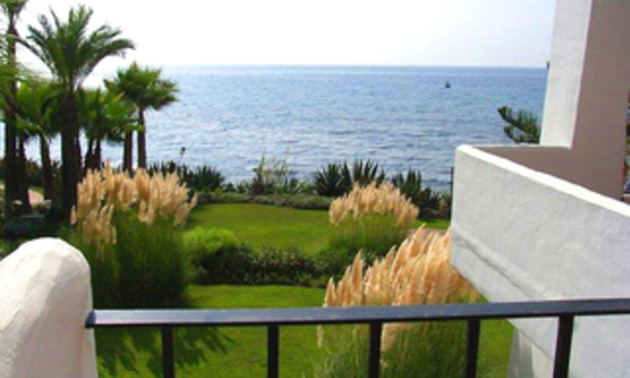 Exclusivos apartamentos en venta en primera línea de playa en Puente Romano, Milla de Oro, Marbella 0