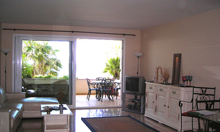 Apartamento en primera línea de playa en venta, entre Marbella y Estepona 2