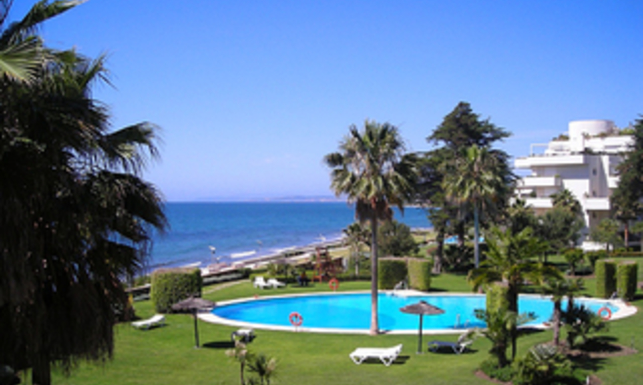 Apartamento en primera línea de playa en venta, entre Marbella y Estepona 1