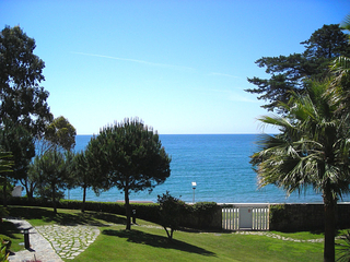 Apartamento en primera línea de playa en venta, entre Marbella y Estepona