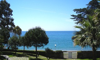 Apartamento en primera línea de playa en venta, entre Marbella y Estepona 0