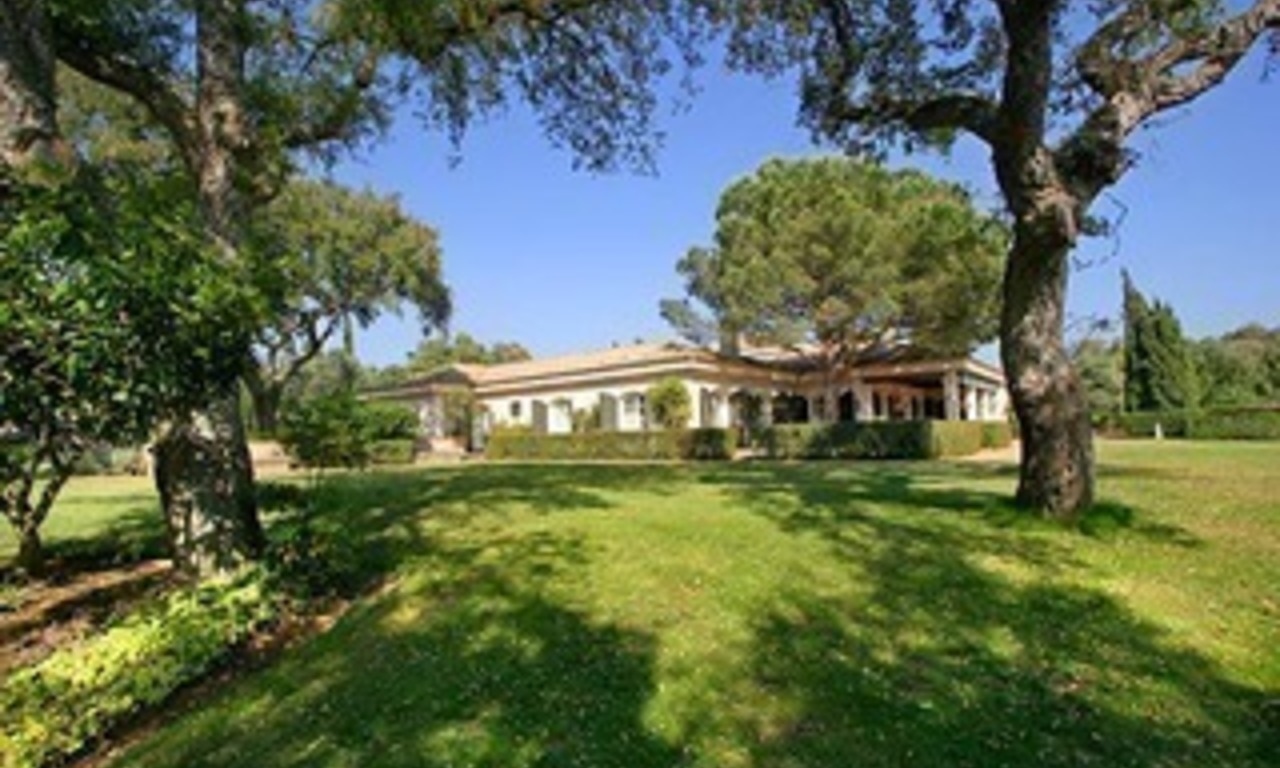 Villa mansión en venta en primera línea del Golf Valderrama, Sotogrande 0