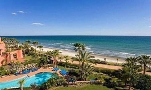 Apartamento ático en primera línea de playa en venta, Nueva Milla de Oro, Marbella – Benahavis 