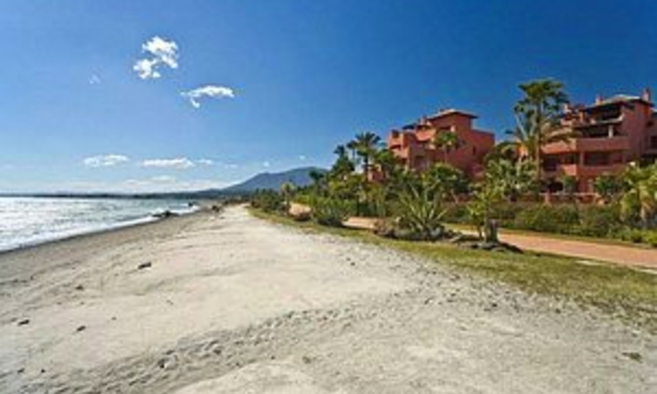 Apartamento ático en primera línea de playa en venta, Nueva Milla de Oro, Marbella – Benahavis 4