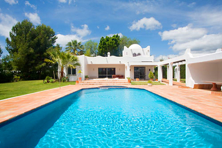 Villa con jardín grande a vender entre Marbella y Estepona.