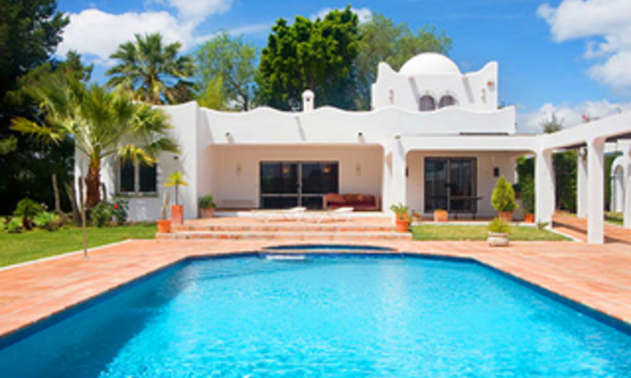Villa con jardín grande a vender entre Marbella y Estepona. 1