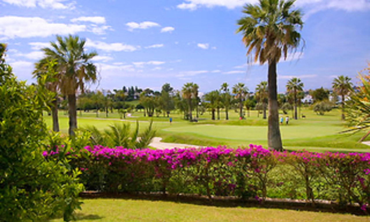 Villa en primera línea de golf, Nueva Andalucia, Marbella. 1