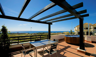 Apartamentos de lujo a vender en un centro de Golf, Marbella Este. 2