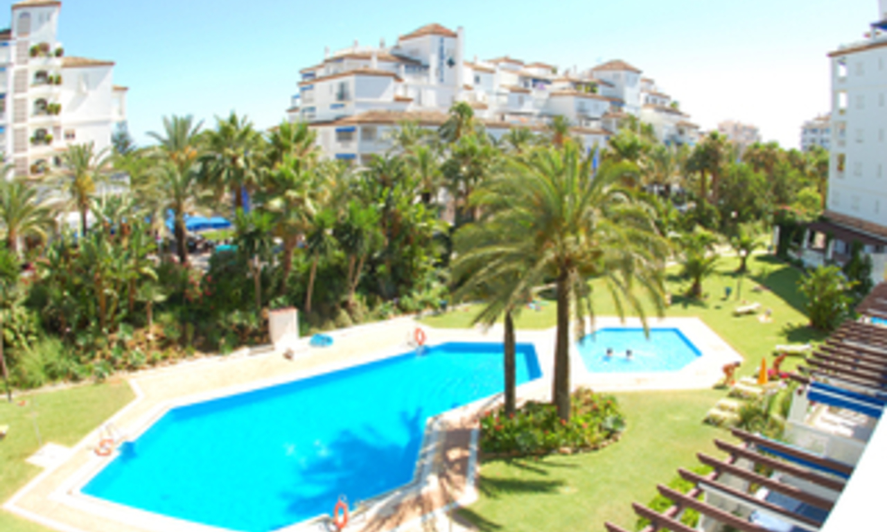 Apartamento de lujo cerca de la playa para vender en Playas del Duque, Puerto Banús Marbella. 1