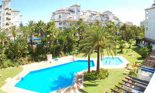 Apartamento de lujo cerca de la playa para vender en Playas del Duque, Puerto Banús Marbella. 1