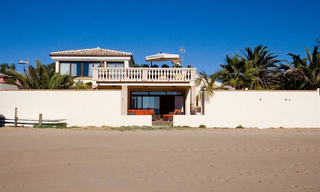 Villa en primera línea de playa en venta en Marbella Este, Costa del Sol 5