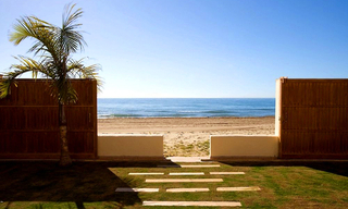 Villa en primera línea de playa en venta en Marbella Este, Costa del Sol 1