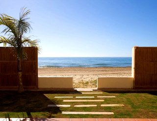 Villa en primera línea de playa en venta en Marbella Este, Costa del Sol