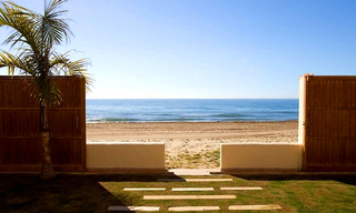 Villa en primera línea de playa en venta en Marbella Este, Costa del Sol 0