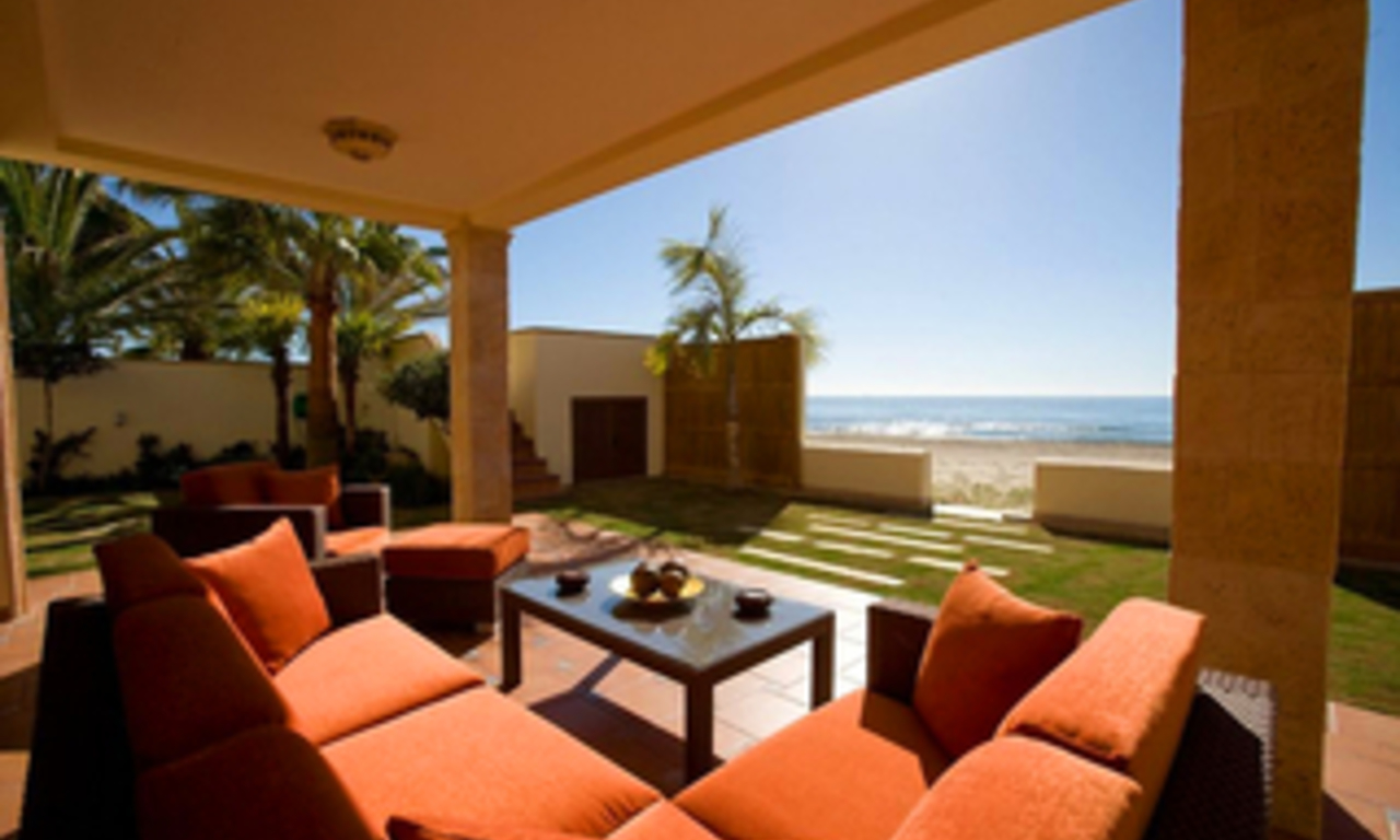 Villa en primera línea de playa en venta en Marbella Este, Costa del Sol 2