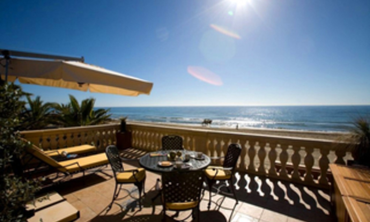 Villa en primera línea de playa en venta en Marbella Este, Costa del Sol 3