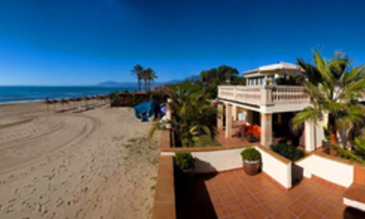 Villa en primera línea de playa en venta en Marbella Este, Costa del Sol 4