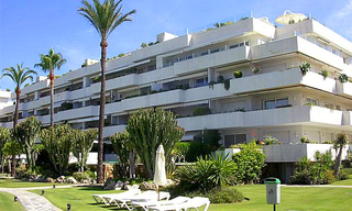 Apartamento de lujo en primera línea de playa en venta en Los Granados, Puerto Banús – Marbella. 1