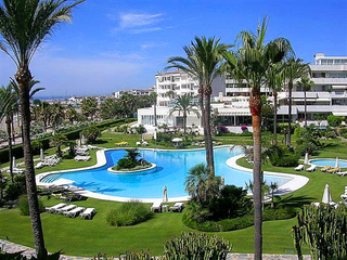 Apartamento de lujo en primera línea de playa en venta en Los Granados, Puerto Banús – Marbella.