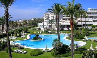 Apartamento de lujo en primera línea de playa en venta en Los Granados, Puerto Banús – Marbella. 0