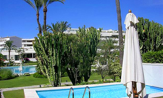 Apartamento de lujo en primera línea de playa en venta en Los Granados, Puerto Banús – Marbella. 2