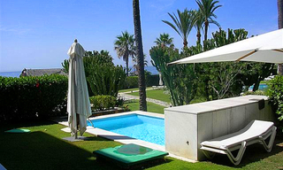 Apartamento de lujo en primera línea de playa en venta en Los Granados, Puerto Banús – Marbella. 3