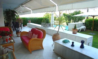 Apartamento de lujo en primera línea de playa en venta en Los Granados, Puerto Banús – Marbella. 4