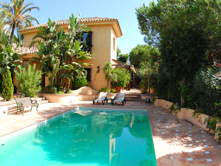 Villa al lado de la playa en venta en Marbella Este.