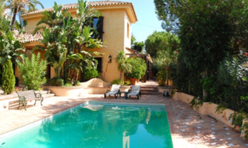 Villa al lado de la playa en venta en Marbella Este. 