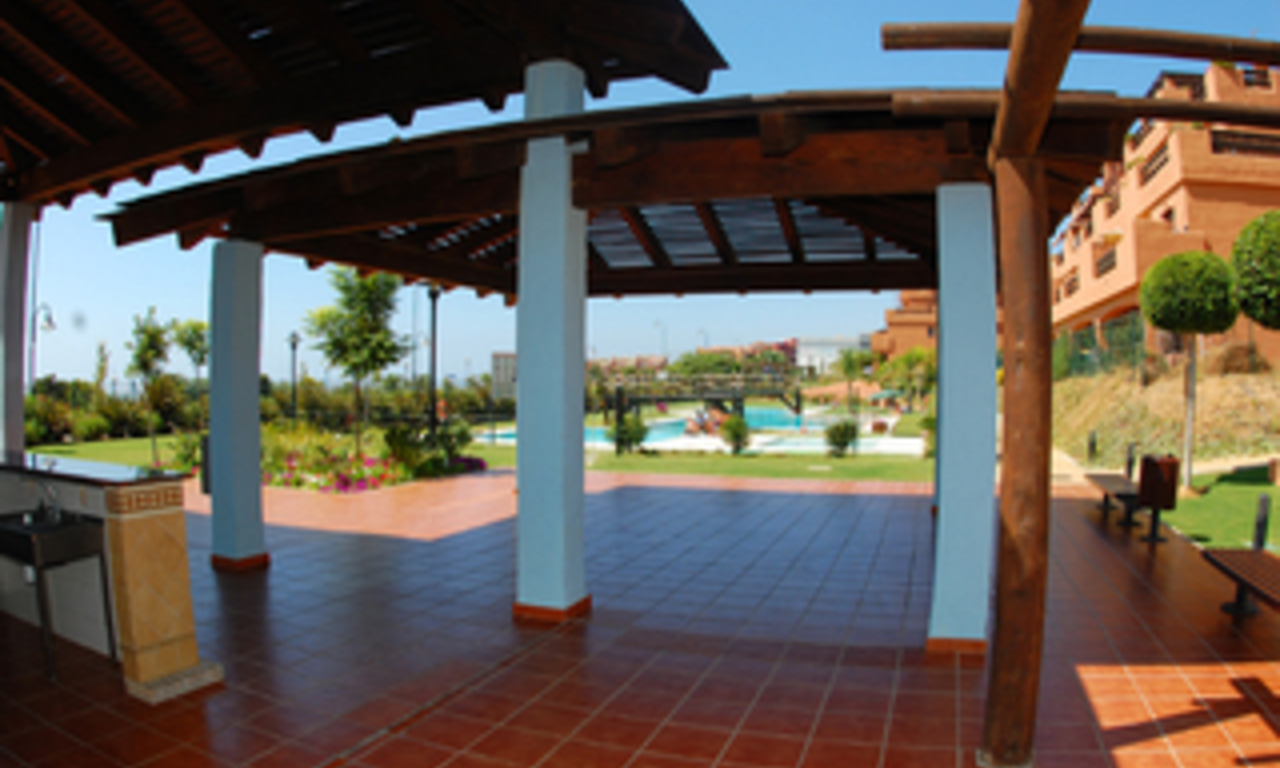 Apartamentos y ático en venta en primera línea de playa, Estepona, Costa del Sol. 5