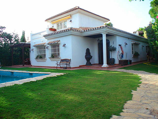 Villa cerca de la playa en venta, Marbella Este.