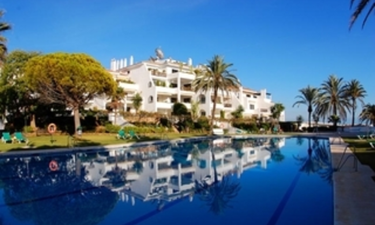 Apartamento en primera línea de playa para comprar en la Milla de Oro entre Marbella y Puerto Banús. 1