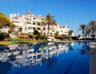 Apartamento en primera línea de playa para comprar en la Milla de Oro entre Marbella y Puerto Banús.