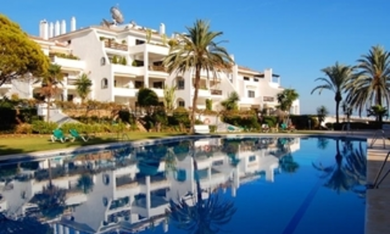 Apartamento en primera línea de playa para comprar en la Milla de Oro entre Marbella y Puerto Banús. 0