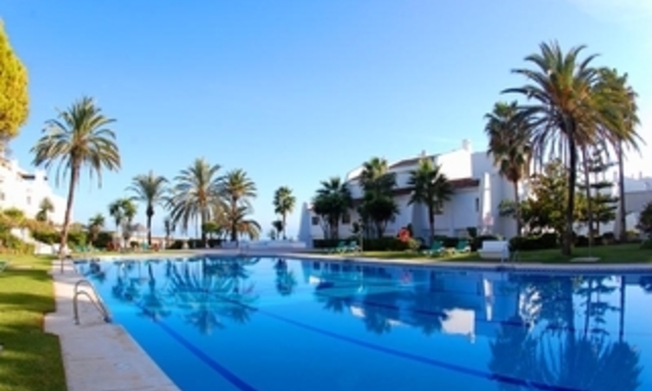 Apartamento en primera línea de playa para comprar en la Milla de Oro entre Marbella y Puerto Banús. 2
