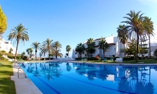 Apartamento en primera línea de playa para comprar en la Milla de Oro entre Marbella y Puerto Banús. 2