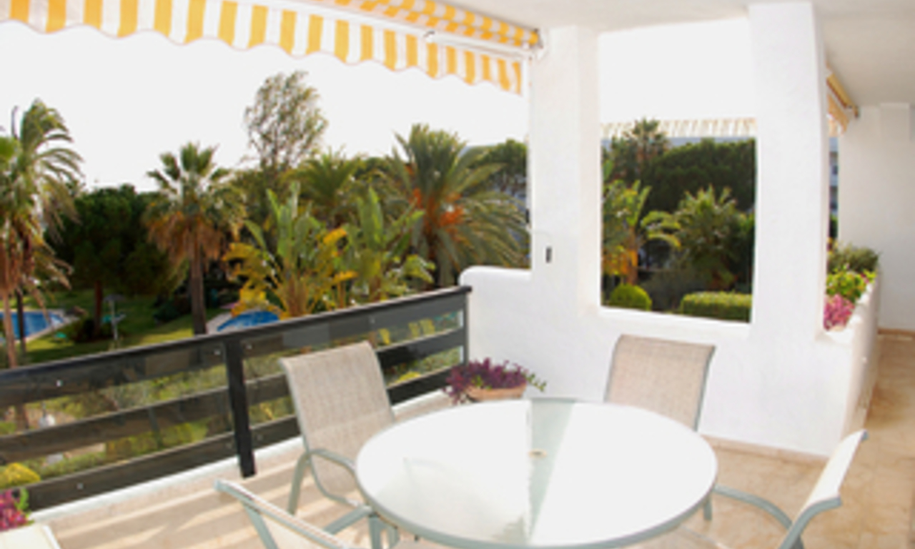 Apartamento en primera línea de playa para comprar en la Milla de Oro entre Marbella y Puerto Banús. 6