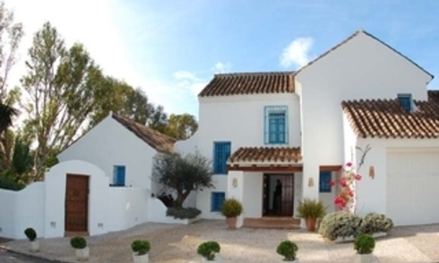 Villa cerca de la playa en venta en Elviria, Marbella. 