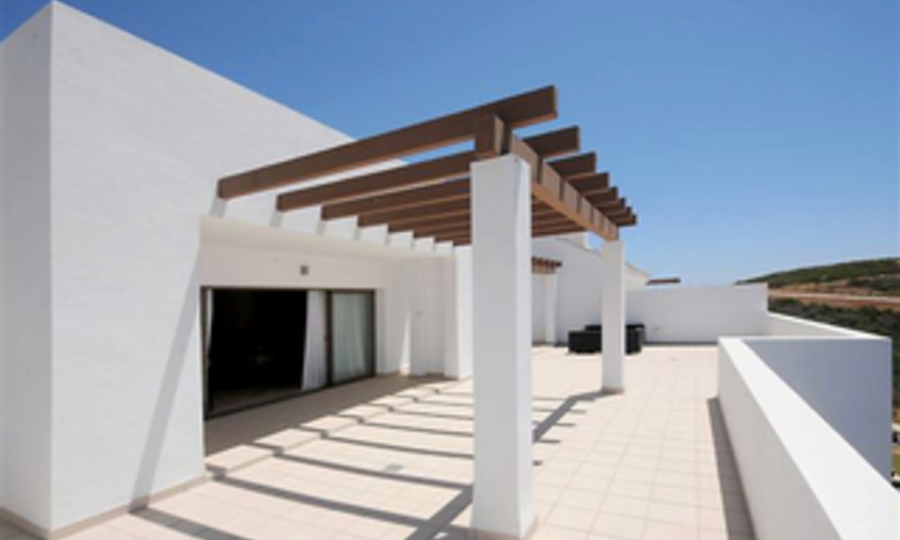 Nuevos apartamentos y áticos de estilo contemporáneo en venta, en un complejo de golf, Costa del Sol 1