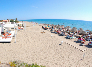 Marbella: Primera línea playa en venta moderna nueva villa Costa del Sol