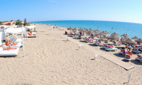Marbella: Primera línea playa en venta moderna nueva villa Costa del Sol 