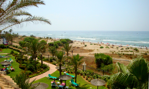 Exclusivo apartamento penthouse frente al mar en venta en la playa de Los Monteros en Marbella 