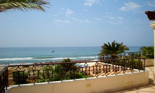 Exclusivo apartamento penthouse frente al mar en venta en la playa de Los Monteros en Marbella 1
