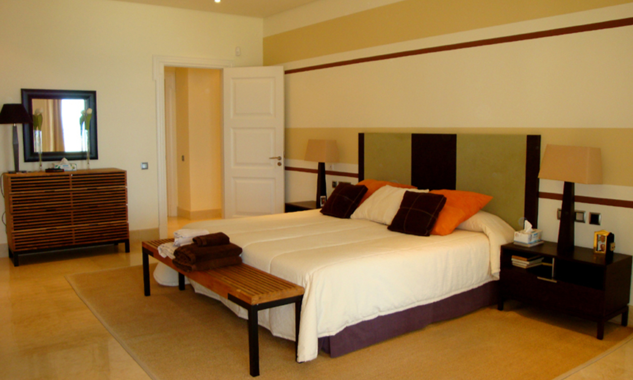 Exclusivo apartamento penthouse frente al mar en venta en la playa de Los Monteros en Marbella 4